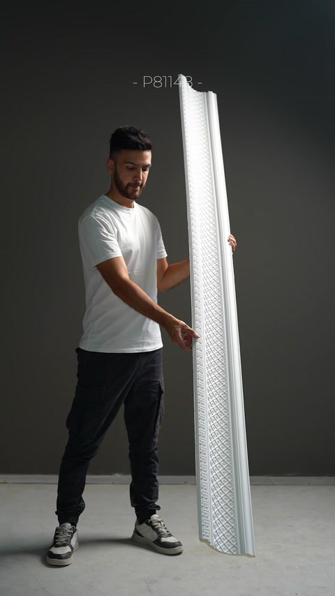 Noktalı dokulu ince kartonpiyer modeli dikey sergileniyor.