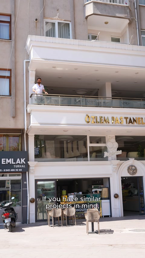 Pastane binasının balkonlar ve dekoratif profillerle tamamlanan genel cephesi