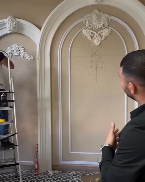 Tamamlanan kemerli panel, ince çıtalar ve kabartma süslemeyle sergileniyor