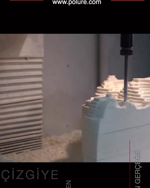 Dekoratif parçanın üretim makinesinde katmanlı biçimde işlenme aşaması