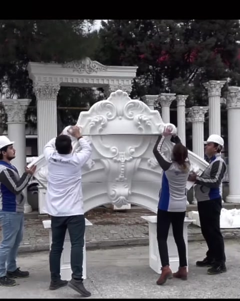 Motifli kemer tacının sütunlu gövde üzerinde hizalanma aşaması