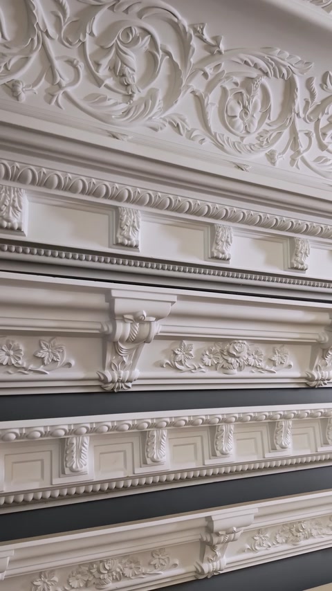 Kabartmalı kartonpiyerler ve klasik bezemeli kenar bordürü detayları
