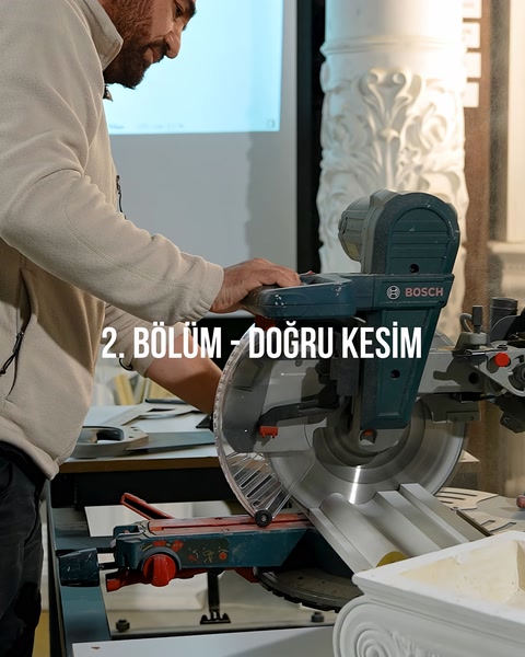 Usta gönye testereyle söve profilini yakından kesim yapıyor.