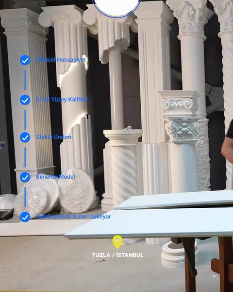 Panelin geniş yüzeyi ve çevredeki sütun çeşitleri görülüyor
