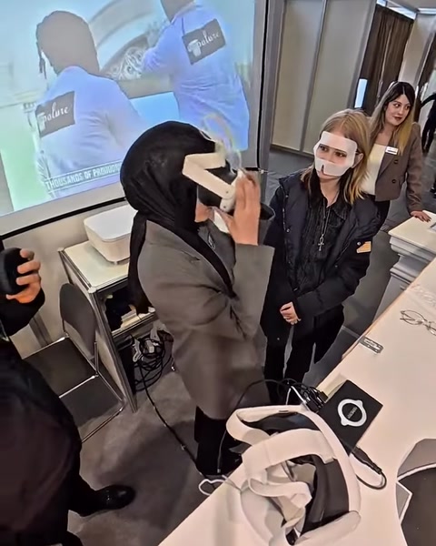 VR gözlüğünü takan ziyaretçi gerçek ölçekli projeleri deneyimliyor