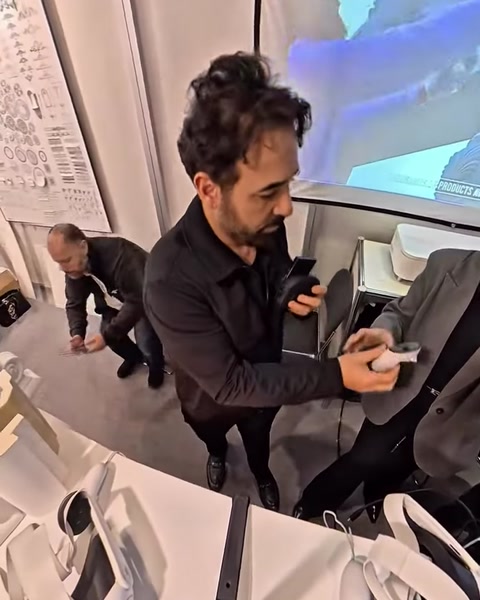 Sunucu VR kumandasını ürün maketlerinin yanında hazırlıyor