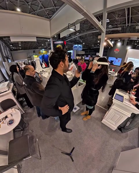 VR gözlüklü ziyaretçi standdaki gerçek ölçekli proje sunumunu deneyimliyor