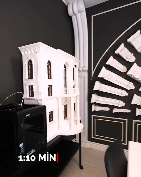 Masa üzerinde 1:10 ölçekli fabrika bina maketi