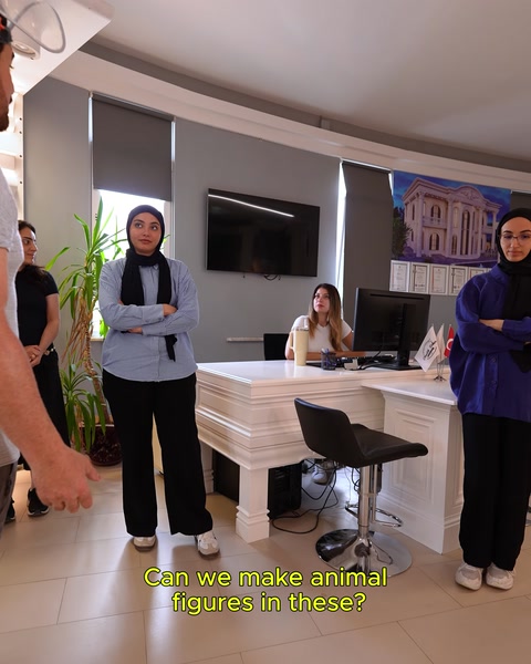 Ofis masasında müşteri ile ürün danışmanlığı görüşmesi yapılıyor
