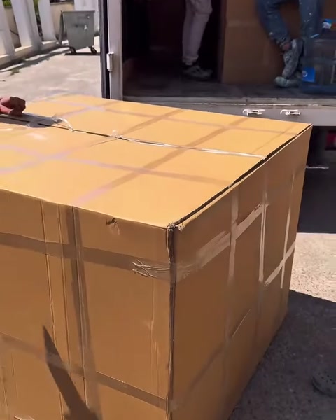 Karton ambalajın bantlı üst bölümü dikkatlice kesilerek açılıyor