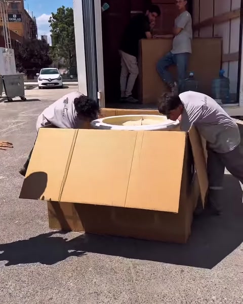 Çalışanlar sütun başlığını kutudan çıkarmak için kavrıyor
