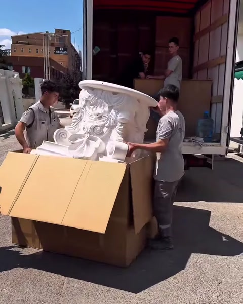 Beyaz bezemeli sütun başlığı karton ambalajdan yükseltiliyor