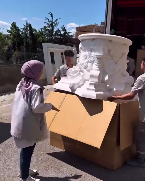 Sütun başlığı ambalaj üzerinde dik konumda tutuluyor
