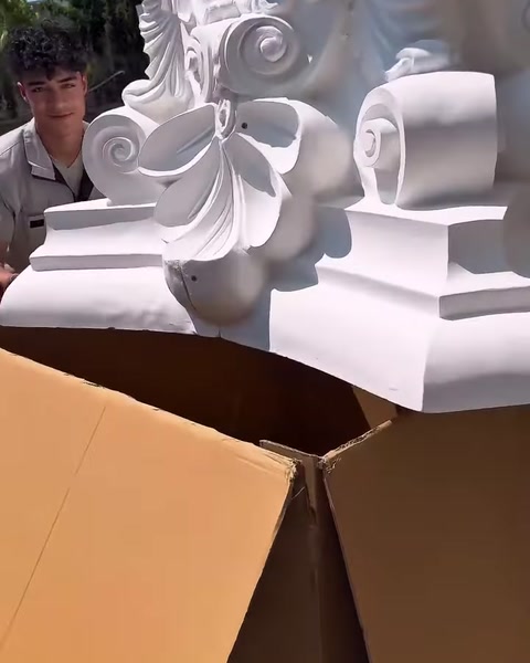 Başlığın kıvrımlı yaprak motifleri ve kademeli tabanı yakından görülüyor