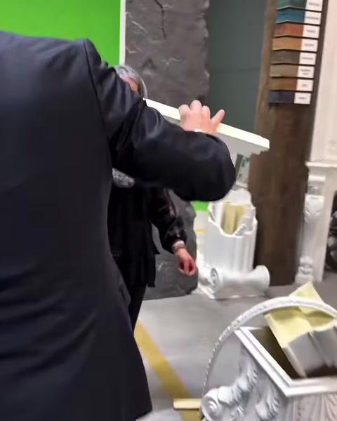 İnce beyaz çıtanın kenar ve kesit detayları inceleniyor