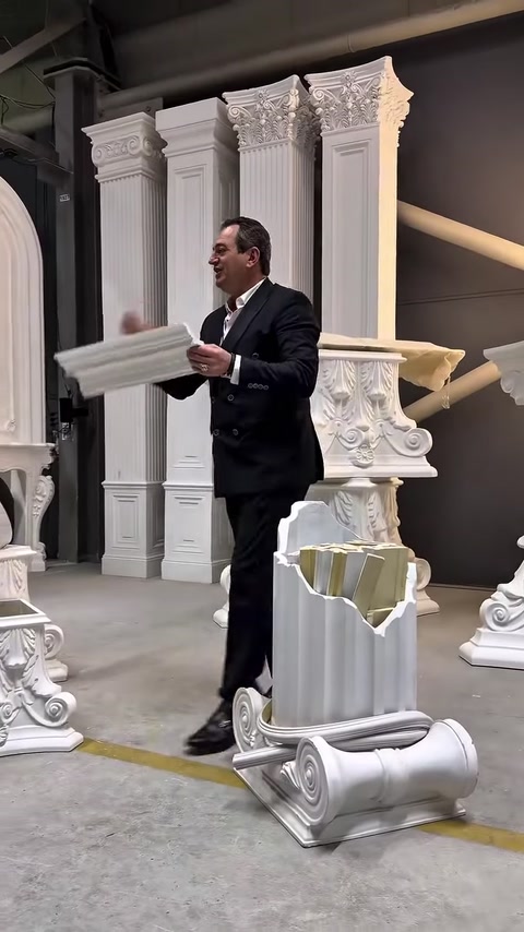 Uzun beyaz kartonpiyer profili sütun modelleri önünde inceleniyor