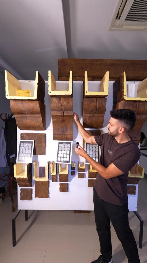 Showroom duvarında sergilenen ahşap görünümlü kiriş ve payandalar