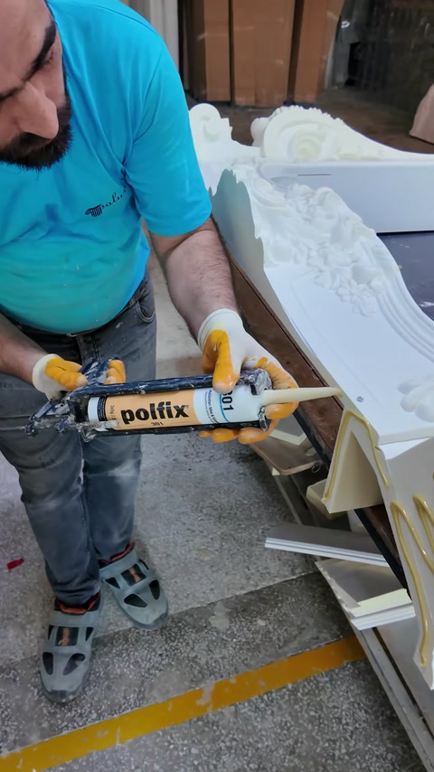 Dekoratif birleşim noktasına tabancayla dolgu malzemesi uygulanıyor