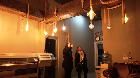 Rustik alt kat showroom girişinde sarkıt aydınlatmalar ve ahşap görünümlü detaylar