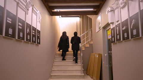 Merdiven boşluğu boyunca dizilmiş ürün tanıtım panoları