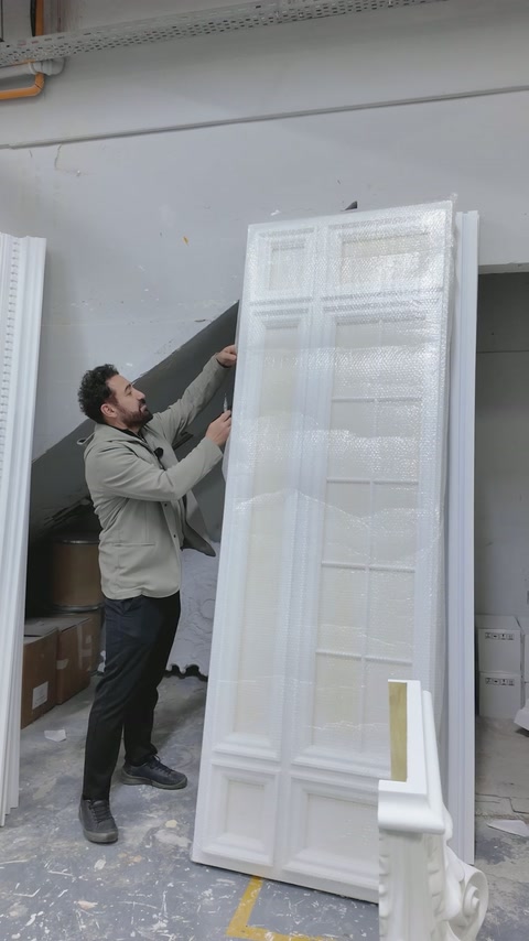 Uzun dekoratif panel atölyede dik konumda inceleniyor.