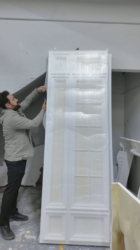 Usta, panel üzerindeki yatay ve dikey profil düzenini gösteriyor.