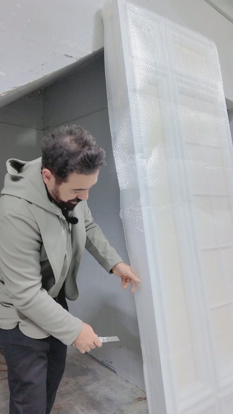 Pencere görünümlü panelin uzun gövdesi ve kasetleri sergileniyor.