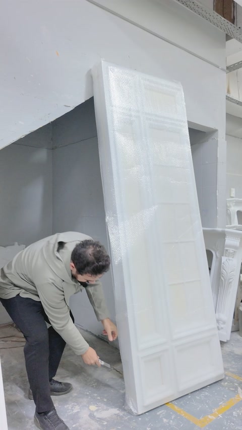 Panelin alt bölümündeki çerçeve ve yüzey detayları inceleniyor.