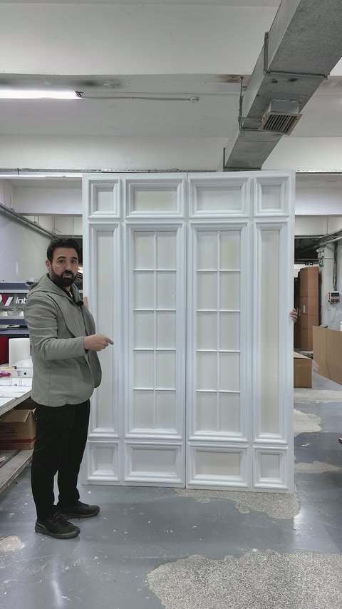 Birleştirilen panel grubu klasik pencere kompozisyonu halinde sergileniyor.