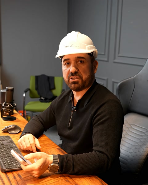 Baret takan yetkili masada elindeki ürünü inceliyor