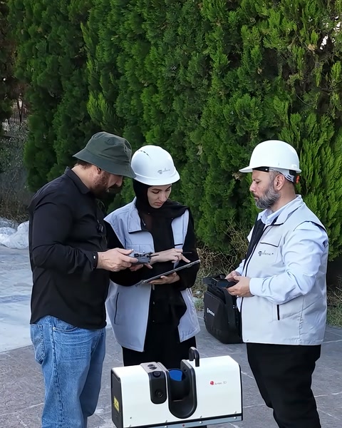 Üç kişilik ekip 3D tarama cihazıyla dışarıda çalışıyor