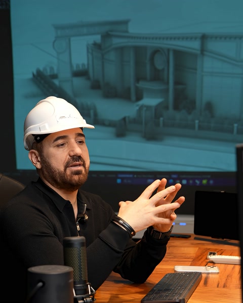 Baretli yetkili ekrandaki render tasarımı izleyicilere anlatıyor