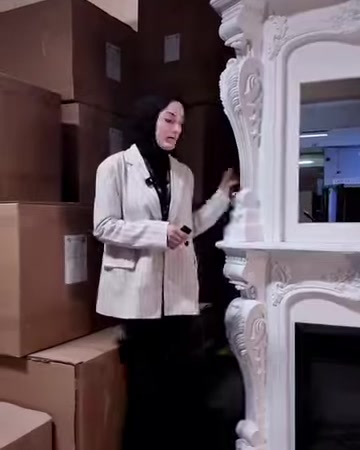 Sunucu, işlemeli poliüretan şömine çerçevesinin yan detaylarını tanıtıyor