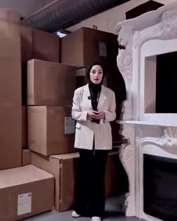 Haznesiz şömine çerçevesi, depo ortamında bütünüyle görüntüleniyor