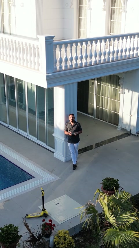Beyaz balüstrad korkuluklarla çevrelenmiş geniş balkon cephesi