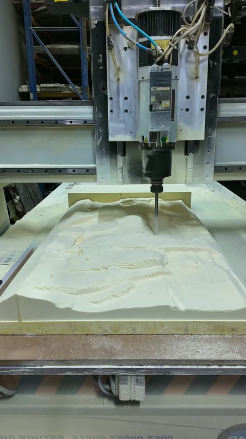 CNC tezgâhında kabartmalı modelin hassas biçimde işlenmesi