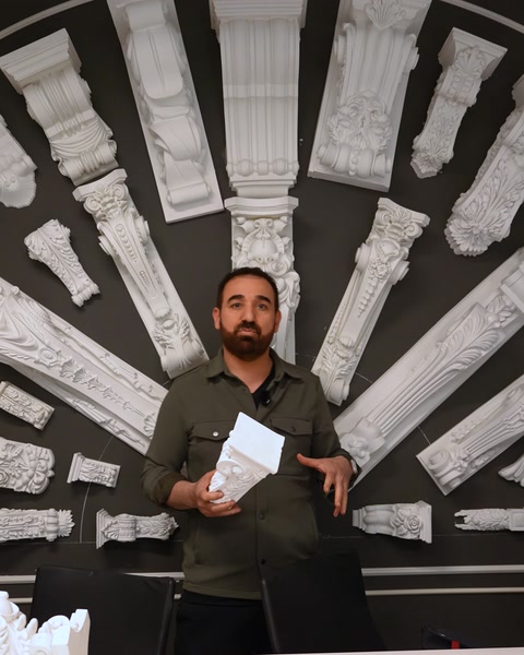 Masada küçük payanda parçasını gösteren erkek