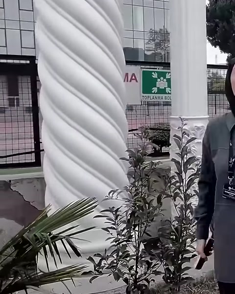 Burgulu sütunun helezon biçimli gövde detayları yakından görülüyor