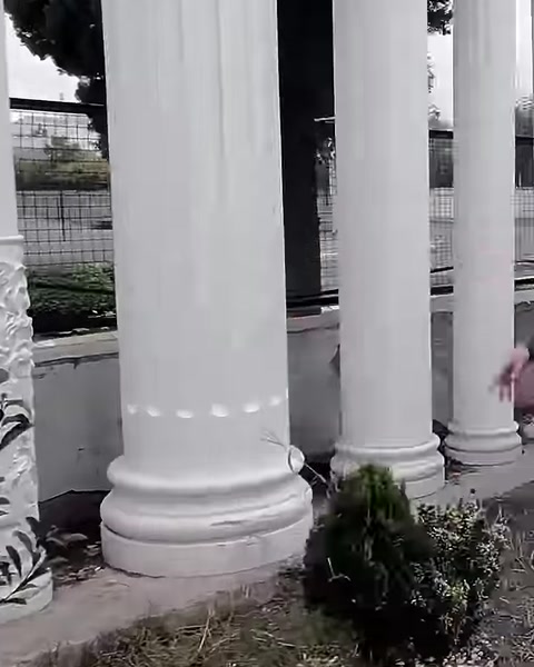 Düz sütunların kademeli alt kaide detayları sergileniyor
