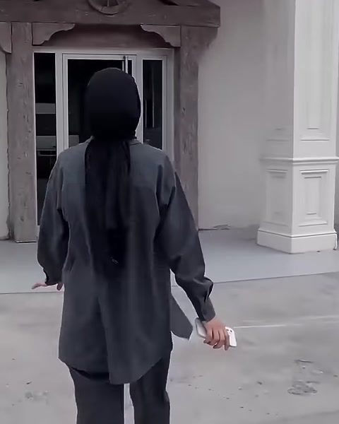 Bina girişinde kullanılan kare gövdeli dekoratif sütun uygulaması