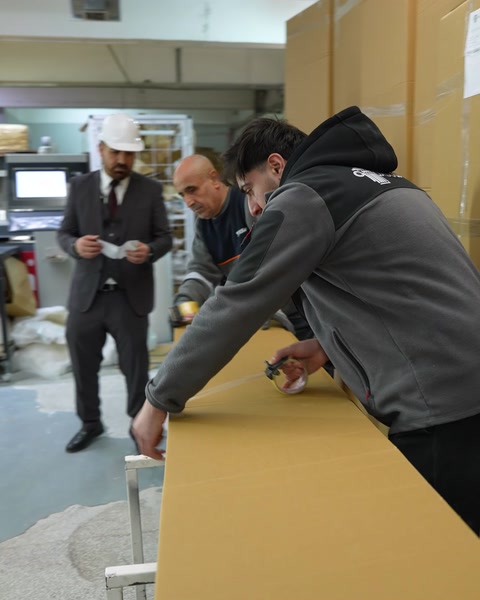 Hazırlanan ürünler sevkiyat öncesinde büyük karton kutuya yerleştiriliyor