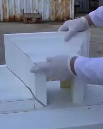 Usta söve parçasındaki çapraz kesim hattını eldivenle kontrol ediyor