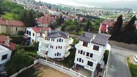 Villa ve çevresi, dış cephe tasarımının genel etkisini gösteriyor.
