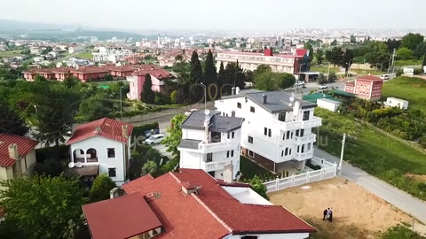 Villa kompleksi ve çevresindeki peyzaj, uygulamanın bütününü tamamlıyor.