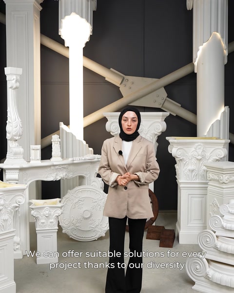 Showroom içinde sütun ve süsleme ürünleri genel görünüm