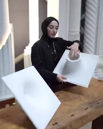 Armatürün dairesel iç boşluğu elle yakından gösteriliyor