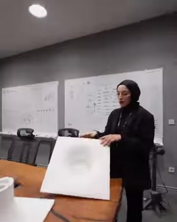 Toplantı odasında amorf armatür modelleri masa üzerinde sunuluyor