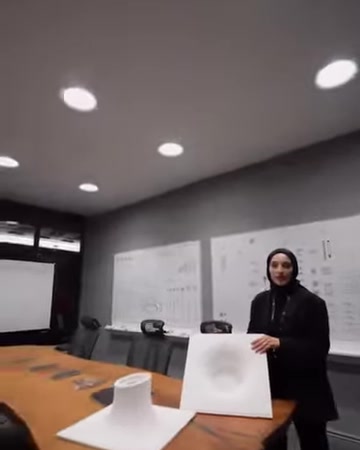 Aydınlatılmış tavan ve masa üzerindeki armatürler aynı kadrajda görülüyor