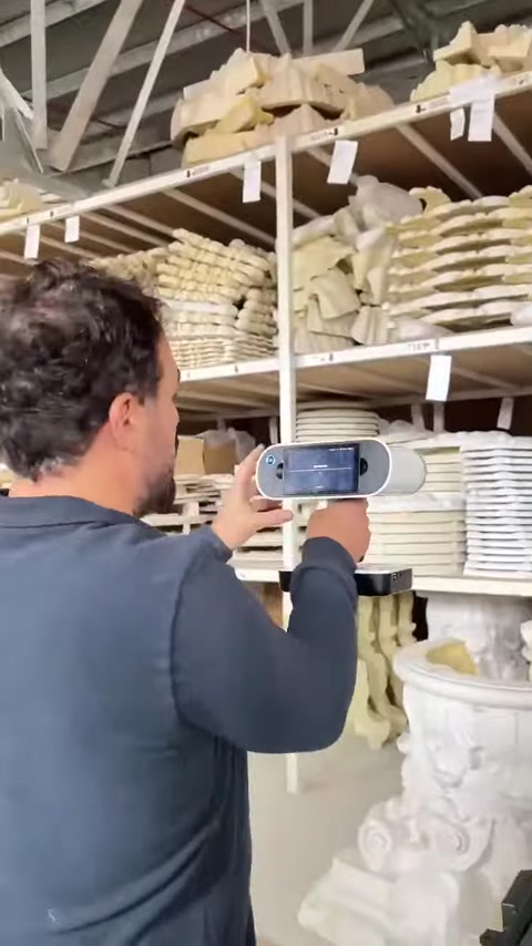 Elde taşınan 3D tarayıcı raftaki sütun başlığına yöneltiliyor