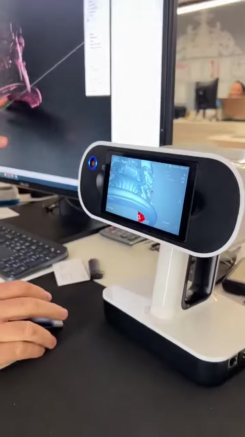 3D tarayıcının ekranında yakalanan yüzey verileri görüntüleniyor